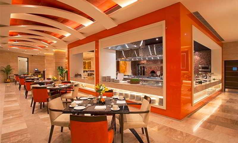 होटल The Suryaa 5*
