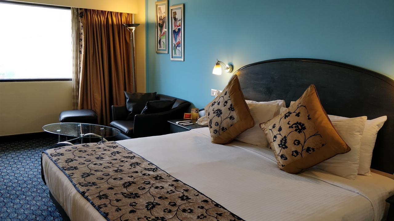 होटल The Suryaa 5*