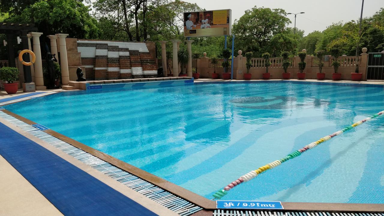 होटल The Suryaa 5*