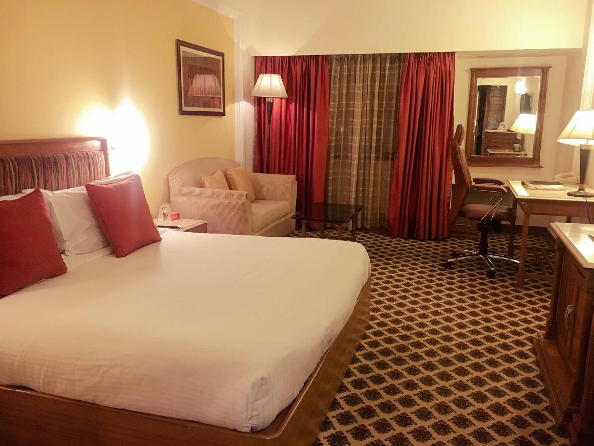 होटल The Suryaa 5*